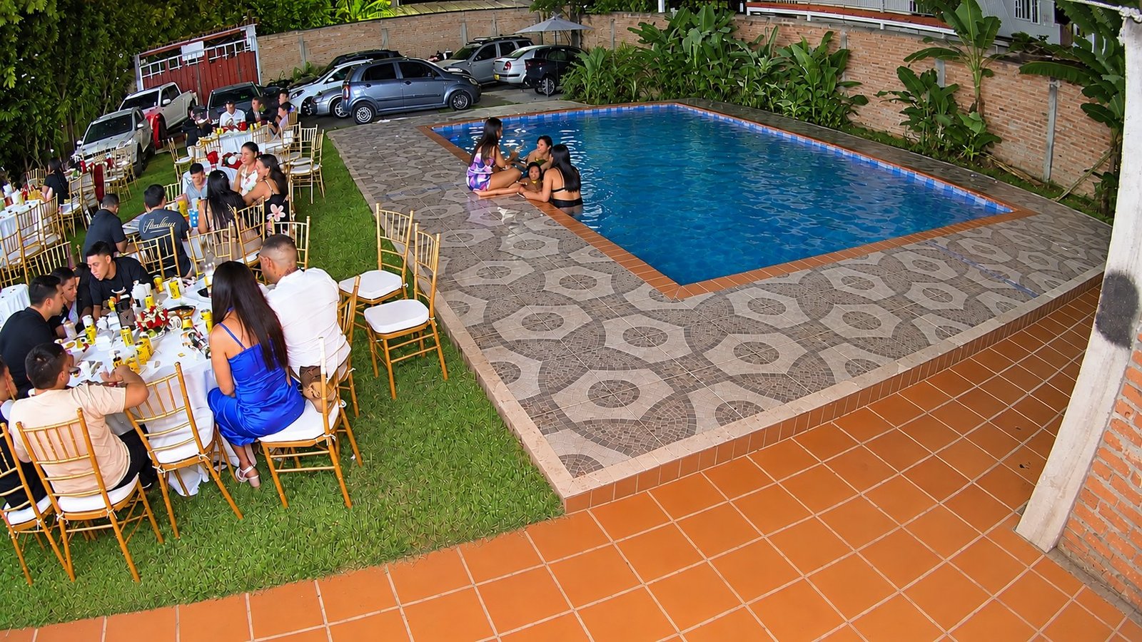 Celebración junto a la piscina y zona verde de Finca Fercho en Rozo, Palmira