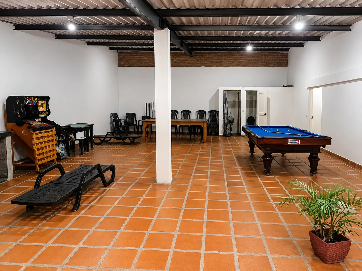 Salón de juegos y espacios sociales reales de Finca Fercho en Rozo