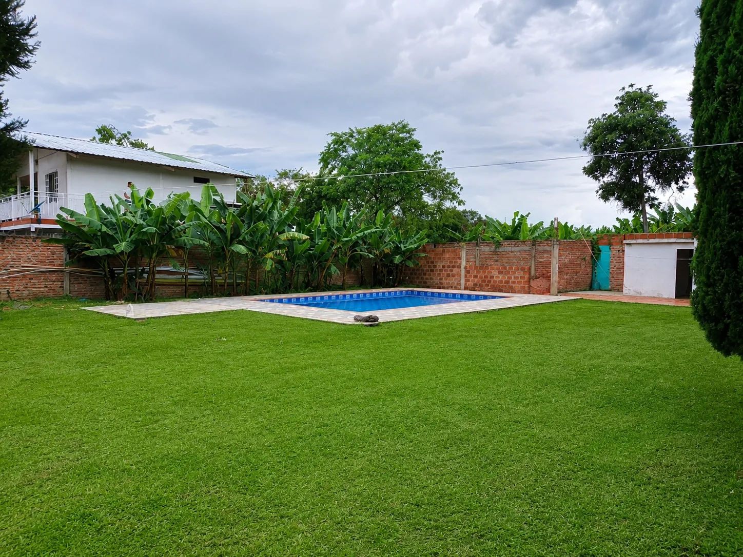 Amplias zonas verdes y piscina de Finca Fercho